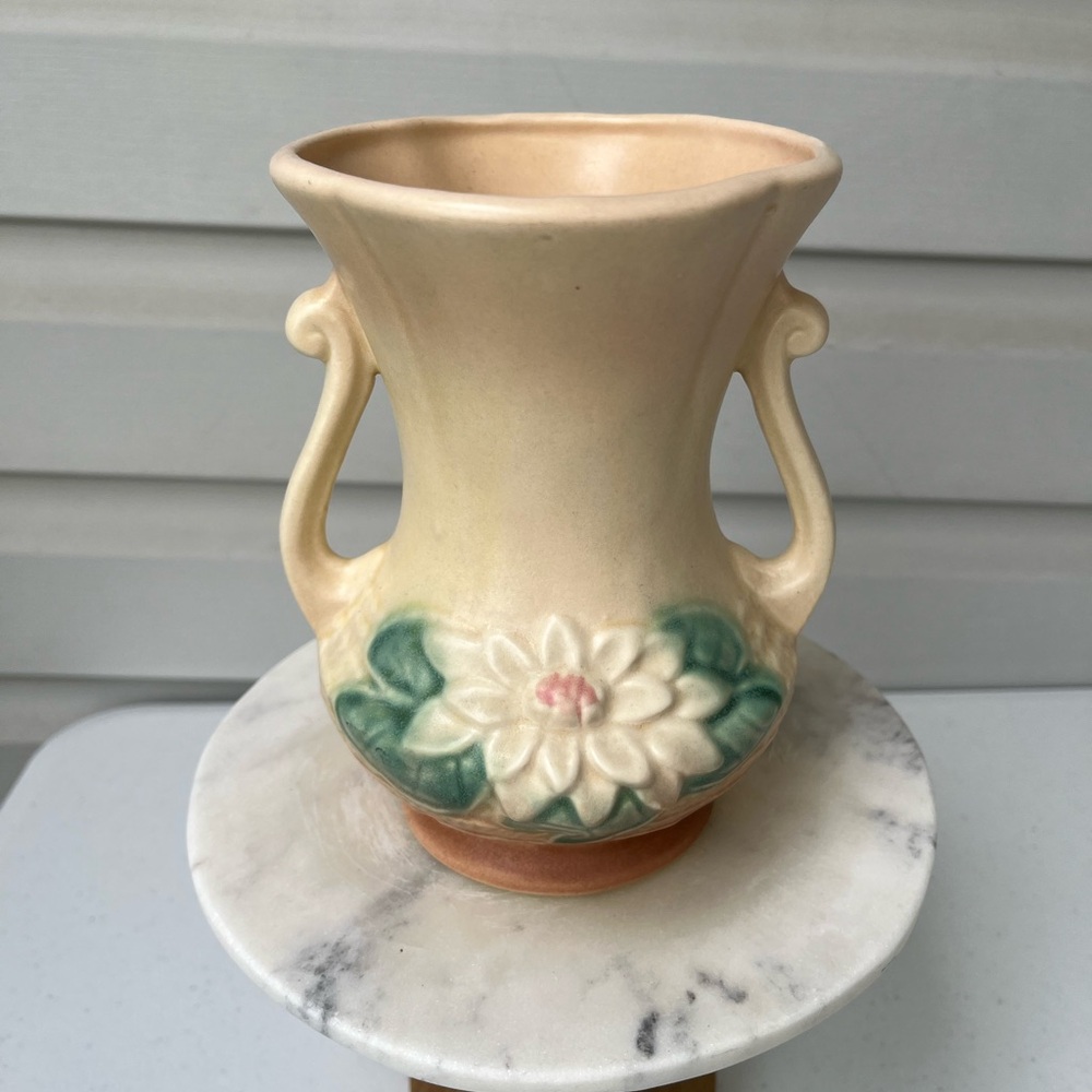 Vintage Hull Pottery Water Lily Vase, Model No. L-4